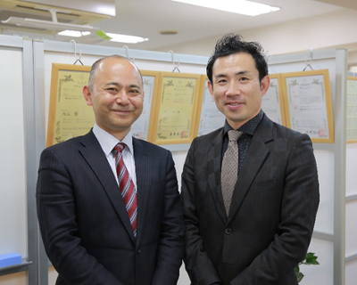 渡部(左)と内山隆社長(右)