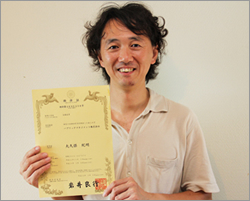 特許証を持つ大久保社長