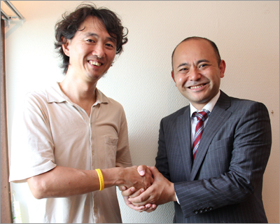 大久保紀明社長(左)と渡部(右)